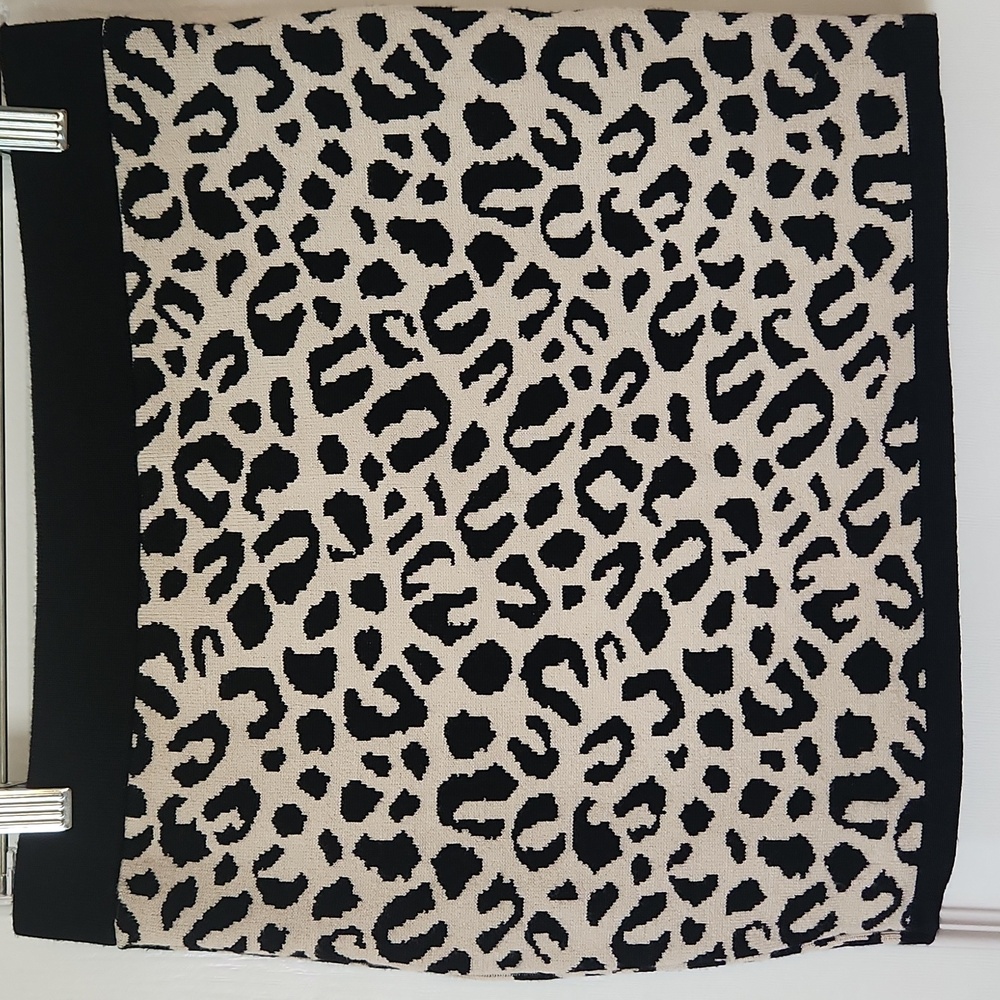FOREVER 21 Sweater knit leopard mini skirt